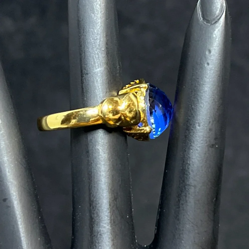 Gold Tone And Multifaceted Blue Rhinestone Statement Ring Sz 7 (R298) - Picture 2 of 7